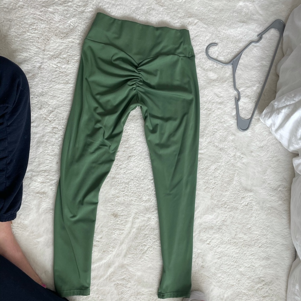 Green scrunch butt workout leggings